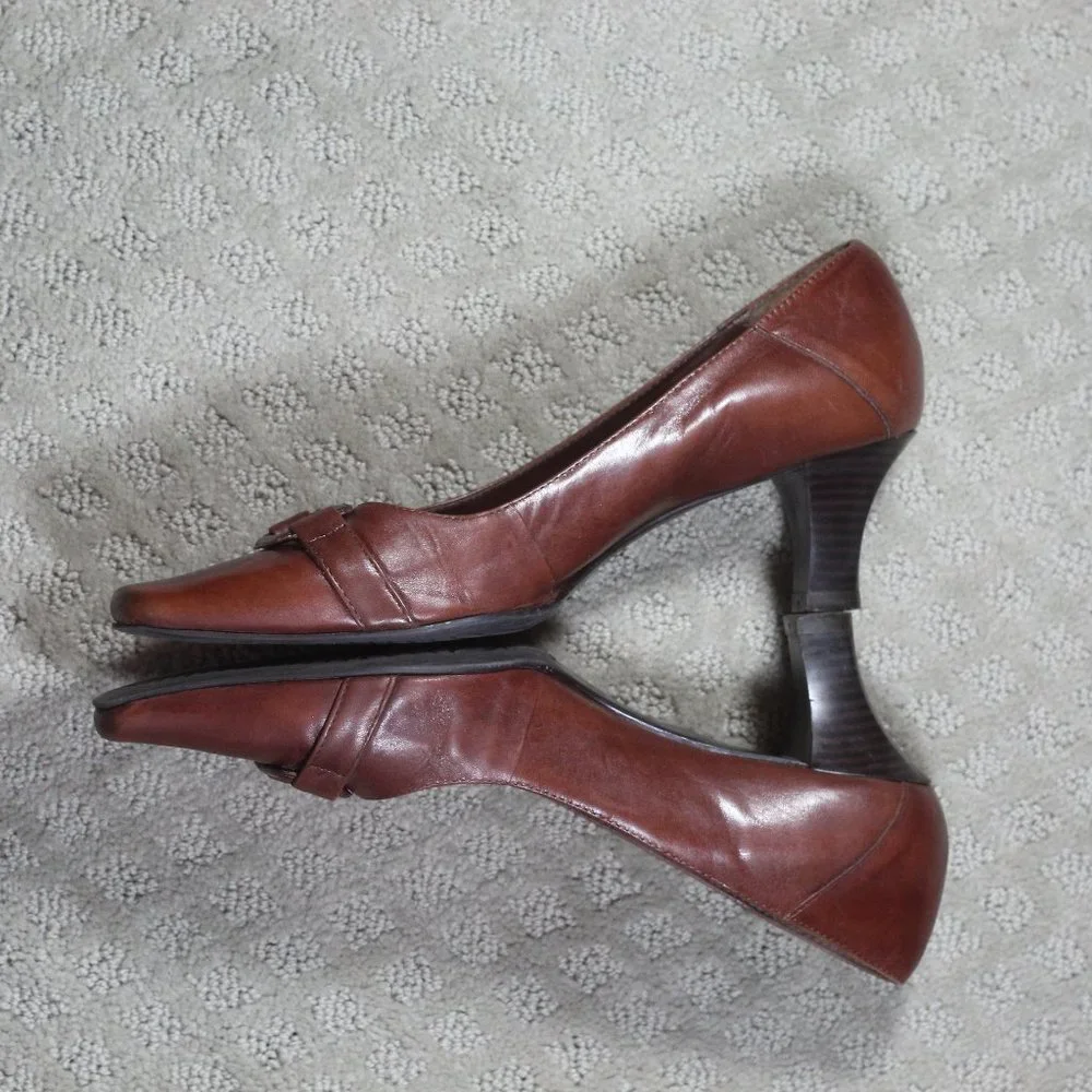 Michelle D Size 8 British Tan Tortoise Buckle Accent 2.5